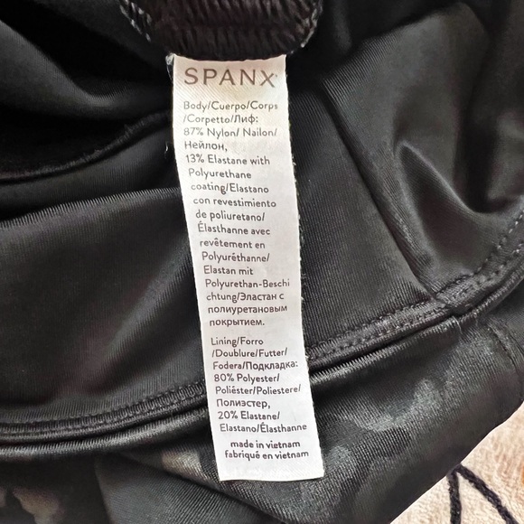 SPANX🖤Faux Leather Gloss Camo Leggings - High Waist Medium - Picture 9 of 9